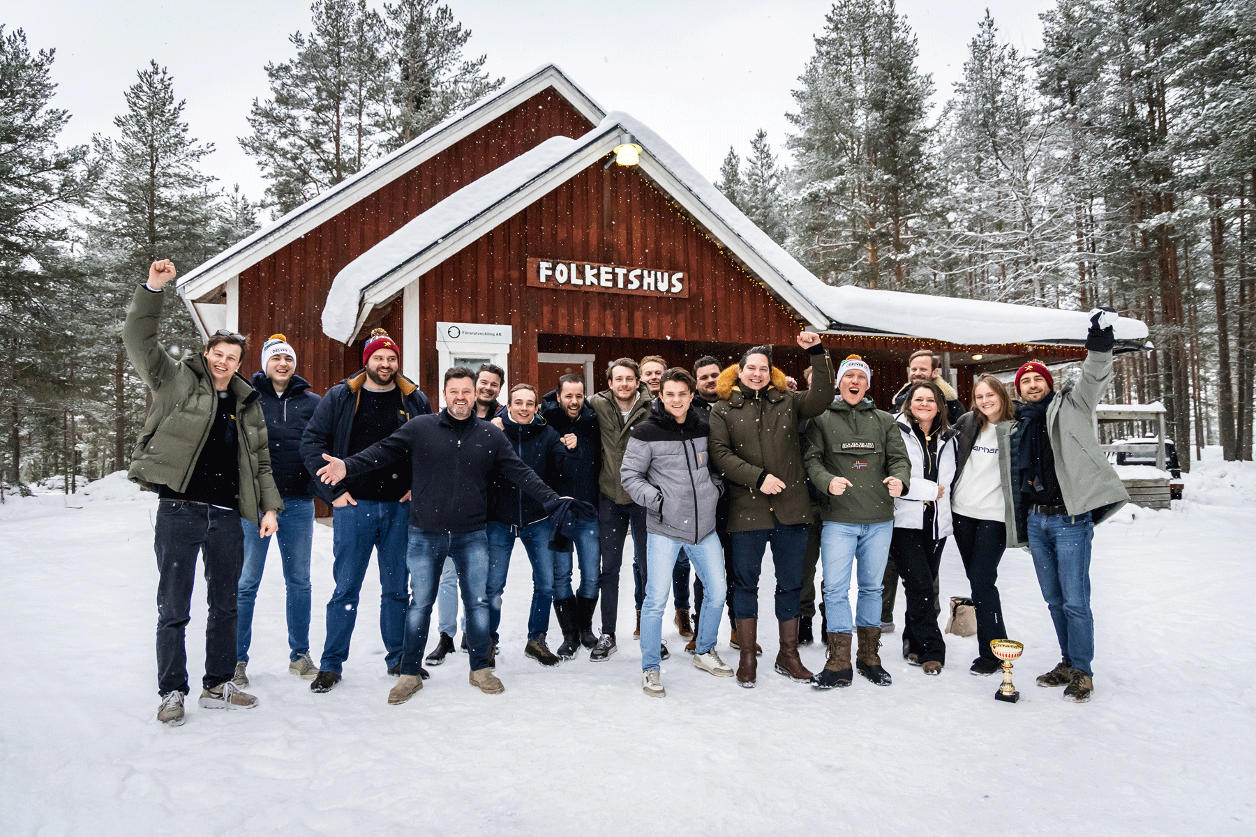 Groepsfoto voor het Folketshus in Zweden