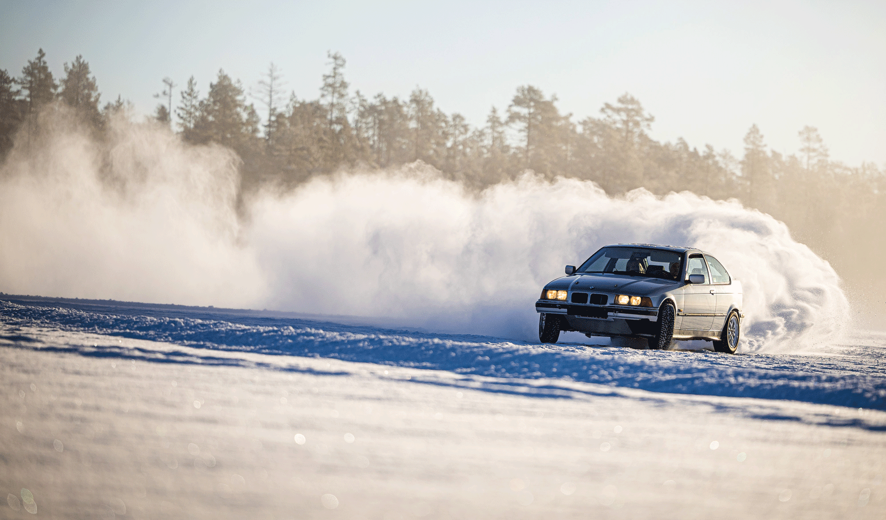 BMW driftend op een besneeuwd ijsmeer in Zweden