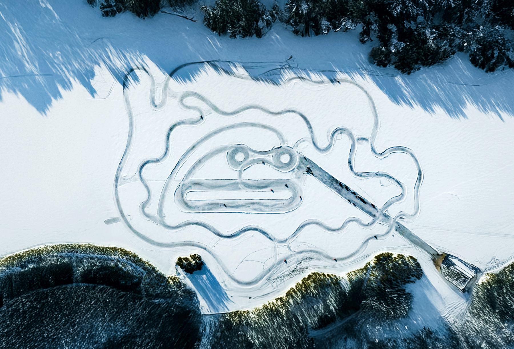 Plattegrond van het driftmeer met binnenbaan, buitenbaan, driftcirkels, slalom en pitstraat